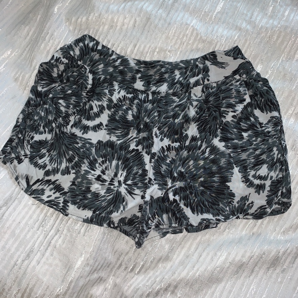 Black and grey patterned flowy shorts